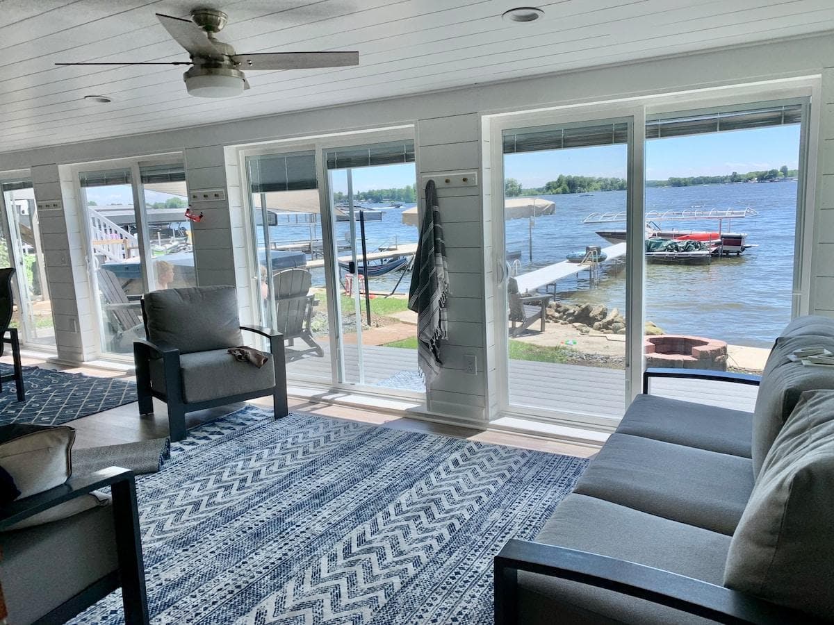 Spacious 4 seasons room can be used for any occasion. 